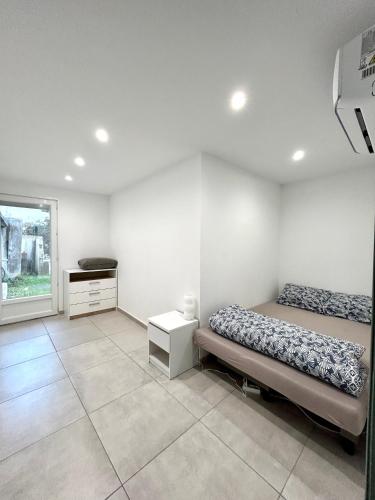 une chambre avec un lit et une commode dans l'établissement Joli RDC à 2 pas du centre ville, à Avignon