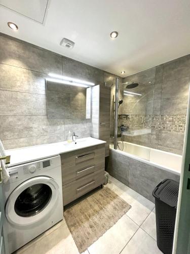 bagno con lavatrice e vasca. di Joli RDC à 2 pas du centre ville ad Avignone