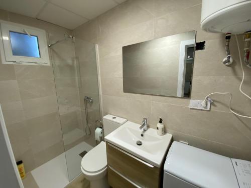 A bathroom at Apartamentos con piscina cerca playa