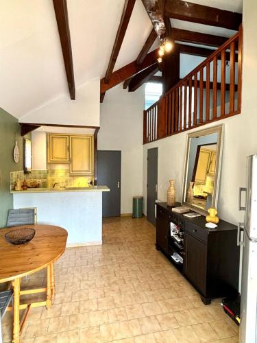 une grande cuisine avec une table en bois et une salle à manger dans l'établissement Appartement à Bandol, à Bandol