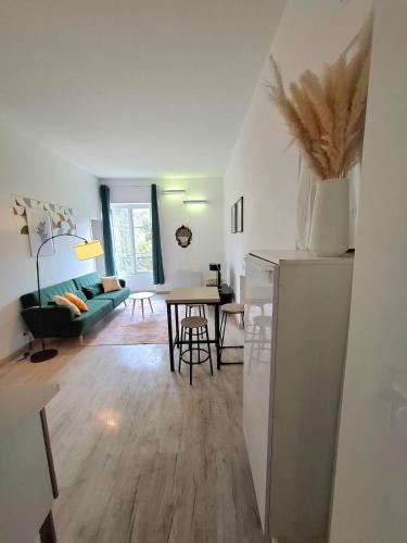 un salon avec une cuisine et une salle à manger dans l'établissement Appartement palace Bernascon, à Aix-les-Bains