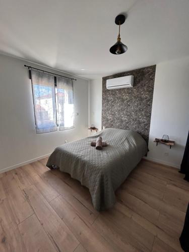 a bedroom with a bed in the corner of a room at Agréable MAISON familiale - Terrasse - 4 Chambres - 2 SDB - Limoges in Limoges