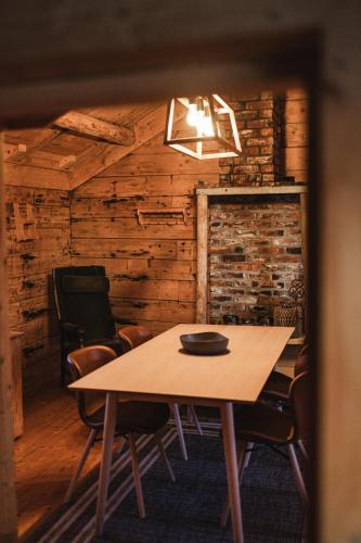 a dining room with a table and chairs at Fiskeværet Nesland in Kvalvik