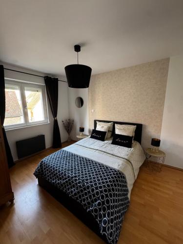 une chambre avec un grand lit avec deux oreillers dans l'établissement Gîte le Pfeffel à Colmar, à Colmar