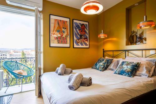 - une chambre avec un grand lit et un balcon dans l'établissement 2 chambres, balcons, vue imprenable, climatisation - PALACE BLEU, à Nice