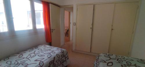 - une chambre avec un lit et un placard avec des fenêtres dans l'établissement Depto Bolivar1 Centro para 4 personas, à Mar del Plata
