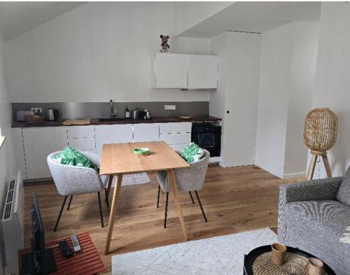 - une cuisine avec une table et des chaises dans le salon dans l'établissement Centre ville Appart T2, 2 à 4 pers, immeuble de caractère, à Nantes