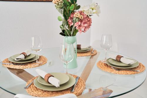 MARBELLA BANUS SUITES - Banús - Premium 2BR - 2BA - Outdoor Balcony - Pool - Opposite ME Marbella Hotel - Walk to Beach - Near Puerto Banús Marina & El Corte Ing Luxury Shopping - Ideal for Families - Quiet Community