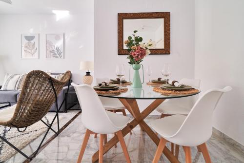 MARBELLA BANUS SUITES - Banús - Premium 2BR - 2BA - Outdoor Balcony - Pool - Opposite ME Marbella Hotel - Walk to Beach - Near Puerto Banús Marina & El Corte Ing Luxury Shopping - Ideal for Families - Quiet Community