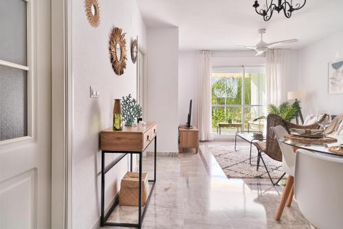 MARBELLA BANUS SUITES - Banús - Premium 2BR - 2BA - Outdoor Balcony - Pool - Opposite ME Marbella Hotel - Walk to Beach - Near Puerto Banús Marina & El Corte Ing Luxury Shopping - Ideal for Families - Quiet Community
