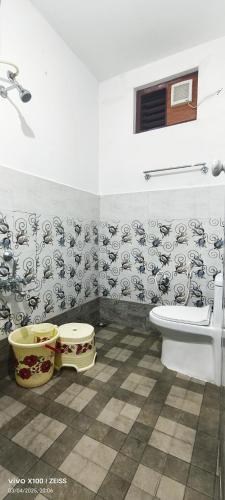 a bathroom with a toilet and a sink at The Bulbul Nest Homestay in Gūdalūr