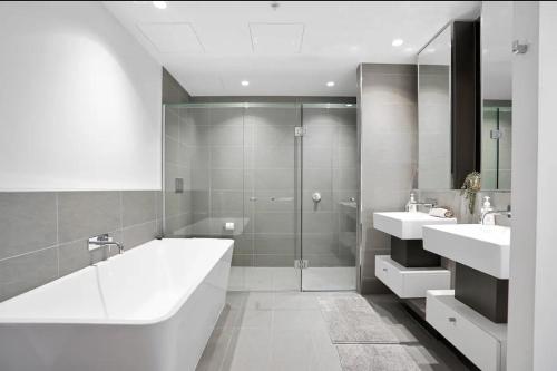 Un baño de WSP harbour view flat with free parking