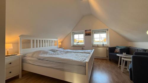 Ένα ή περισσότερα κρεβάτια σε δωμάτιο στο Ferienhaus Maare & Meer mit Sauna Neßmersiel