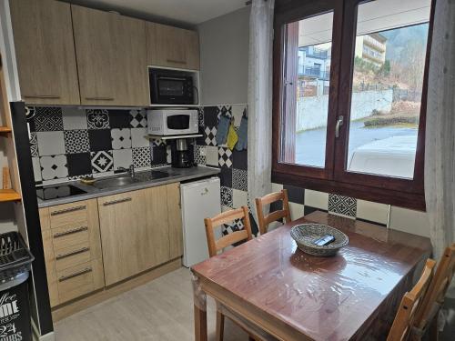 une cuisine avec une table en bois et une salle à manger dans l'établissement Appartement 1-4 personnes, Résidence 