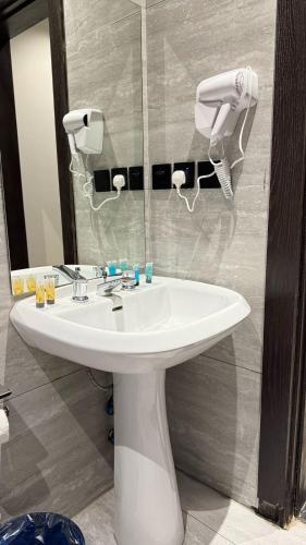 a bathroom with a white sink and a mirror at شقق ثري ستار للشقق المخدومة 4 in Riyadh