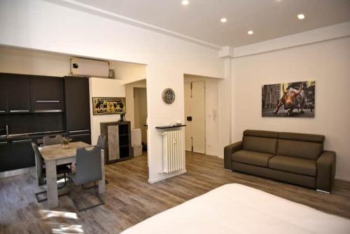 un salon avec un canapé et une table dans l'établissement Smart House, à Gênes