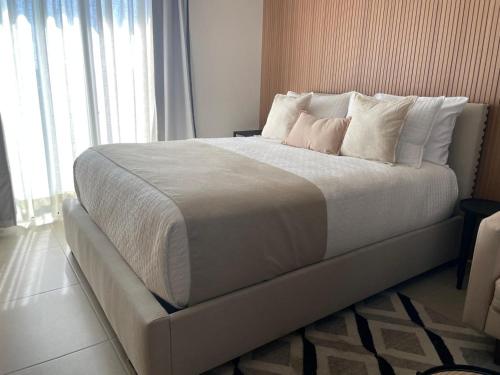 a bedroom with a large bed with white sheets and pillows at Loft de Lujo en Torre Punta Mayor frente a Plaza Mayor en León Gto in Miravalle