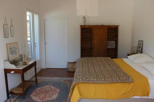 une chambre avec un lit, une table et un bureau dans l'établissement Villa Stéphanie, à Saint-Martin-de-la-Brasque