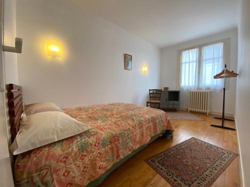 une chambre avec un lit dans une pièce avec une fenêtre dans l'établissement Very nice T3 near downtown Tarbes Marcadieu, à Tarbes