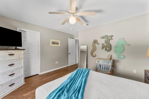TV a/nebo společenská místnost v ubytování Sleeps15-Pool - Pets Welcome - Steps from Beach