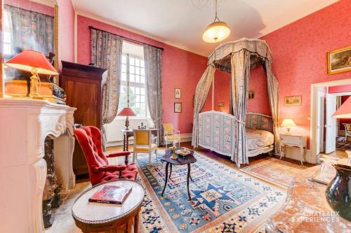 une chambre avec un lit et une cheminée dans l'établissement Château de Montardy, à Grand Brassac