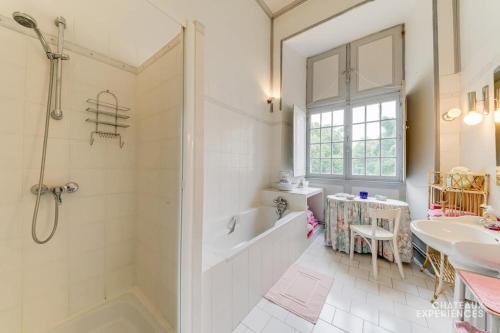 La salle de bains est pourvue d'une baignoire, d'une douche et d'un lavabo. dans l'établissement Château de Montardy, à Grand Brassac