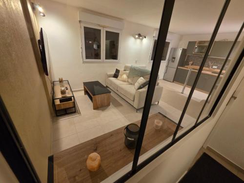 - un salon avec un canapé dans l'établissement Appartement rénové proche plage, à Cannes