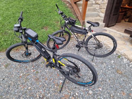 Rattasõit majutusasutuse Relaxing Cottage Donacka Gora aladel või selle läheduses