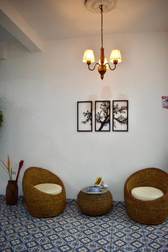 a living room with two chairs and a table at Hotel Boutique Iyarí in Palmira