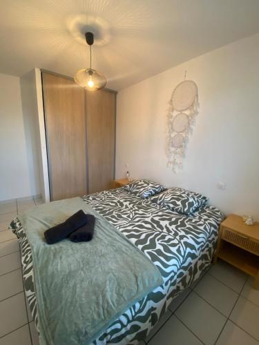 - une chambre avec un lit à motifs zébrés dans l'établissement Le calme à proximité de la mer, à Canet