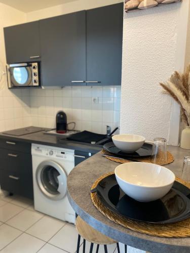 une cuisine avec un comptoir avec deux bols dessus dans l'établissement Le calme à proximité de la mer, à Canet