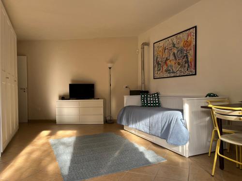 Un dormitorio con una cama y un televisor en la pared. en Al giardino, en Taranto