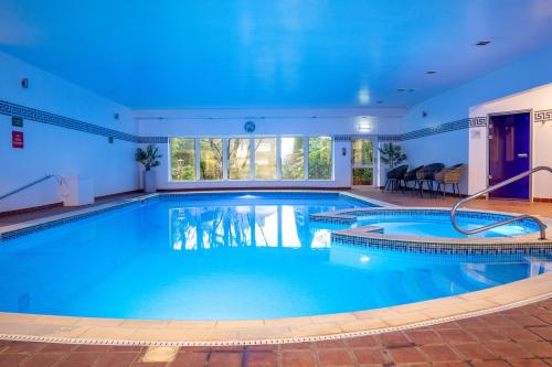 Piscina en o cerca de Barton Manor Hotel & Spa; BW Signature Collection