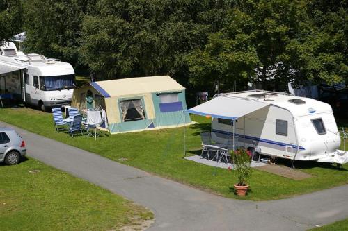 a campsite with a tent and a camper and a van at Alpencamp Kärnten in Kötschach