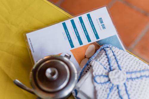 a magazine with a stethoscope next to a purse at Pousada Gincoara in Jijoca de Jericoacoara