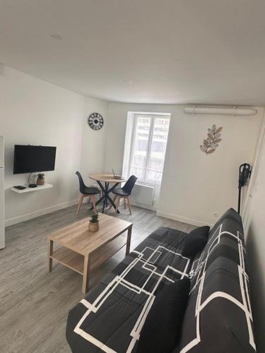 un salon avec un canapé et une table dans l'établissement F2 - Corbeil Essonnes - Au calme, à Corbeil-Essonnes