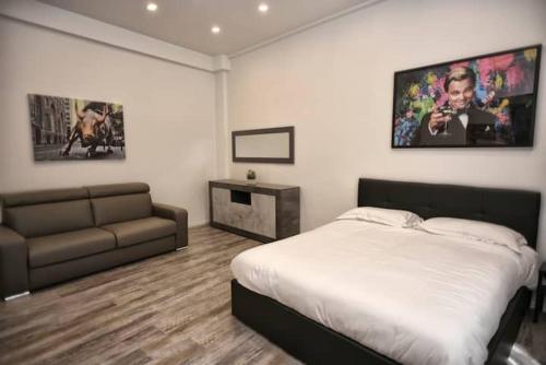 une chambre avec un lit et un canapé dans l'établissement Smart House, à Gênes