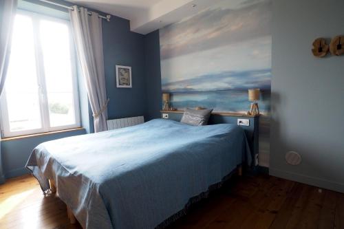 une chambre avec un lit avec un tableau sur le mur dans l'établissement La Maison de 1868, à Vendeuvre