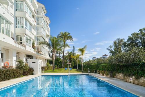 MARBELLA BANUS SUITES - Banús - Premium 1BR - 1BA - Bright & Modern - Outdoor Balcony - Pool - Opposite The Hard Rock Hotel - Walk to Puerto Banús, Beach & El Corte Ing Luxury Shopping