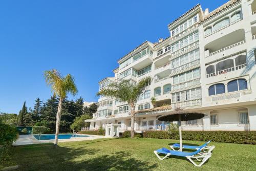 MARBELLA BANUS SUITES - Banús - Premium 1BR - 1BA - Bright & Modern - Outdoor Balcony - Pool - Opposite The Hard Rock Hotel - Walk to Puerto Banús, Beach & El Corte Ing Luxury Shopping