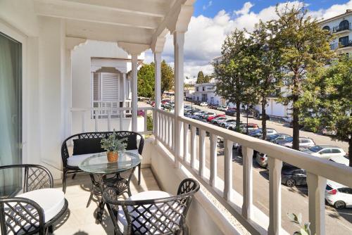 MARBELLA BANUS SUITES - Banús - Premium 1BR - 1BA - Bright & Modern - Outdoor Balcony - Pool - Opposite The Hard Rock Hotel - Walk to Puerto Banús, Beach & El Corte Ing Luxury Shopping