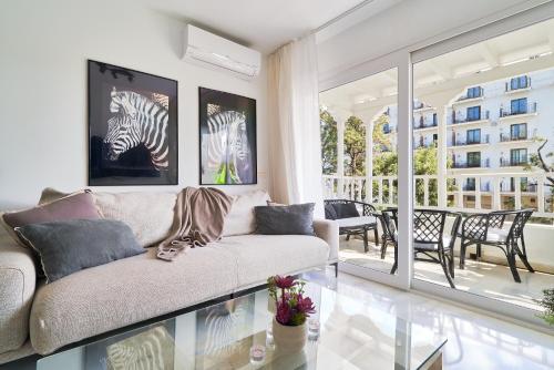 MARBELLA BANUS SUITES - Banús - Premium 1BR - 1BA - Bright & Modern - Outdoor Balcony - Pool - Opposite The Hard Rock Hotel - Walk to Puerto Banús, Beach & El Corte Ing Luxury Shopping