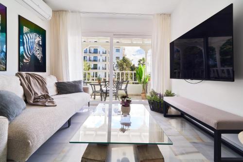 MARBELLA BANUS SUITES - Banús - Premium 1BR - 1BA - Bright & Modern - Outdoor Balcony - Pool - Opposite The Hard Rock Hotel - Walk to Puerto Banús, Beach & El Corte Ing Luxury Shopping
