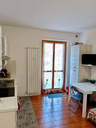 a kitchen with a table and a window at Casa Mireui in Miroglio