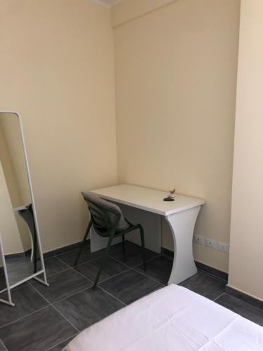a room with a white desk and a chair at Casa Renzo in LʼAquila