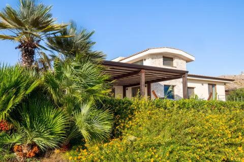 Κήπος έξω από το Villa Erakle a Luxury villa with amazing sunset view
