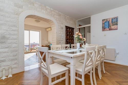 Sea And Old City View Apartment
