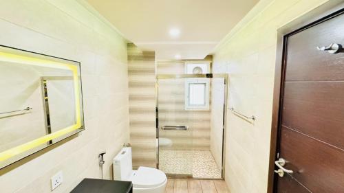 ein Badezimmer mit WC und ebenerdiger Dusche in der Unterkunft Said's Suites Elysium Tower Opposite to Centaurus Mall in Islamabad