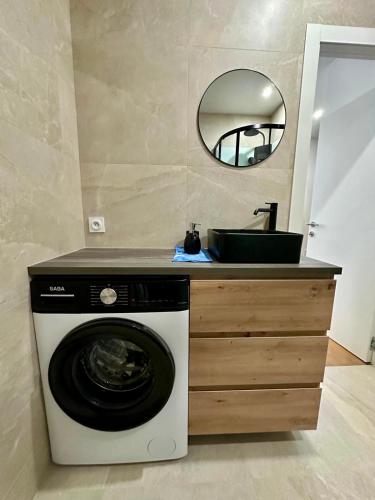 La salle de bains est pourvue d'un lave-linge et d'un miroir. dans l'établissement 2 Bedrooms appartement entièrement rénové Cannes - 200m de la plage, à Cannes