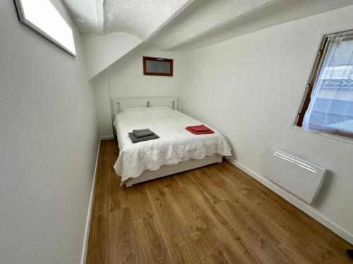 une chambre avec un lit dans une pièce blanche dans l'établissement 2 Bedrooms appartement entièrement rénové Cannes - 200m de la plage, à Cannes